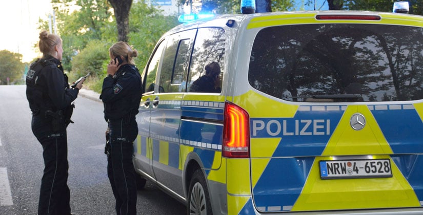 Resolute Seniorin schlägt Exhibitionisten in die Flucht