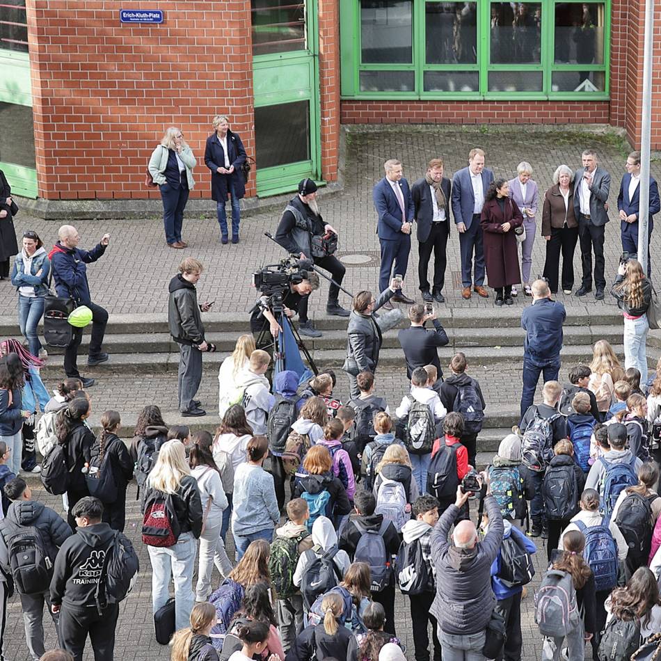 Mit Schokolade in Düsseldorf empfangen: „Auf geht’s, Yalla!“ – 1200 Erkrather Schüler starten Unterricht im Ausweichquartier