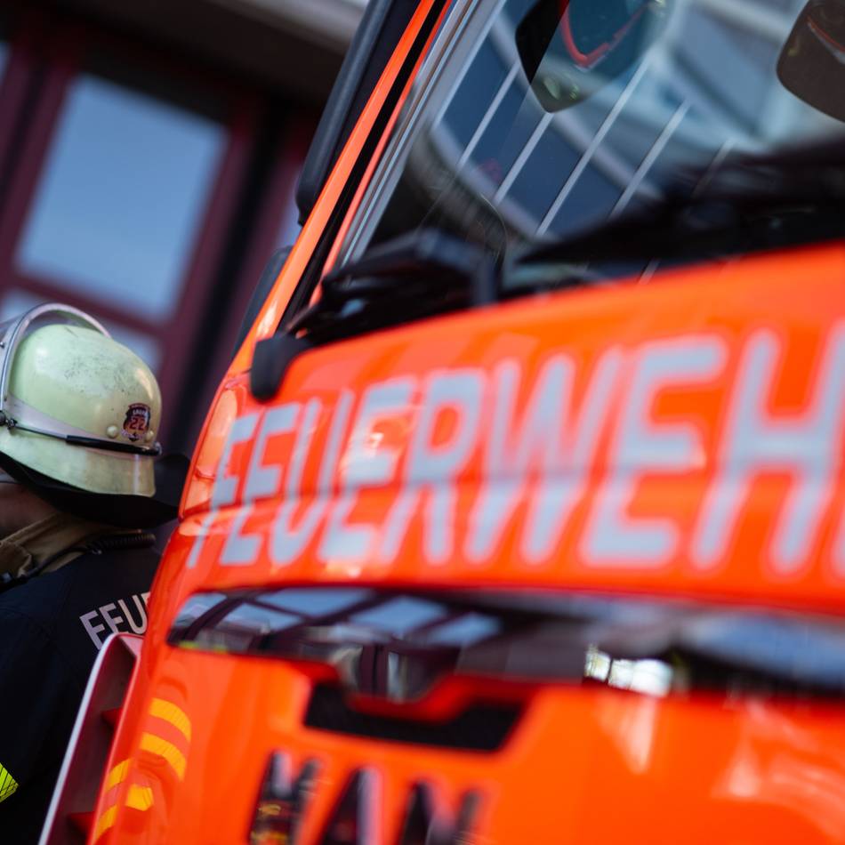 Feuer an der Grundschule Richrather Straße: Mülltonnen-Brand greift auf Schulfassade über