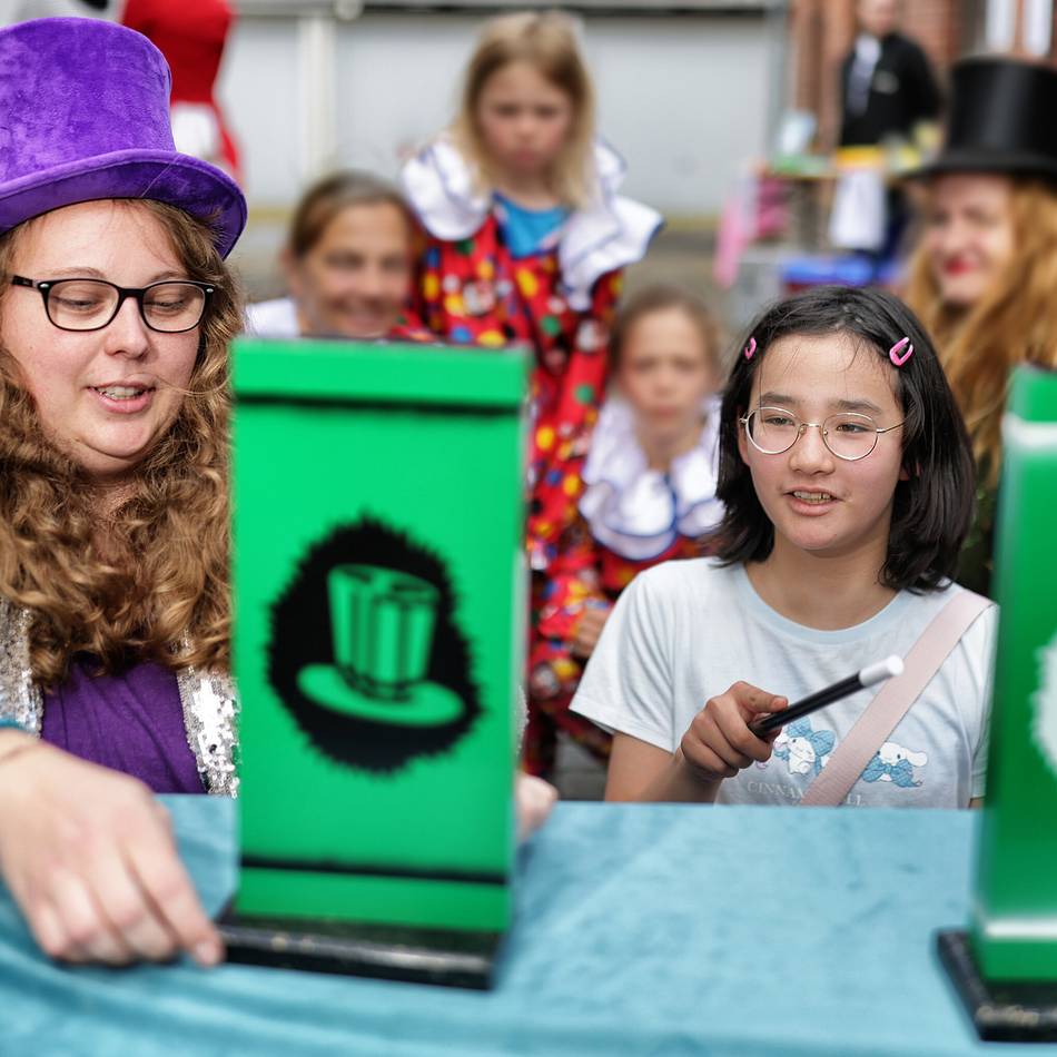 Aktion des Hildener Mitmachzirkus: „Miss Glitter“ zaubert im Fassraum des Fabry-Museums