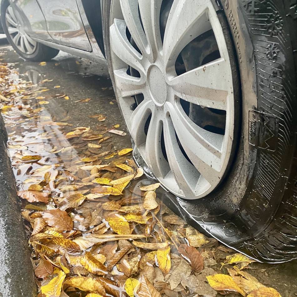 Die Polizei in Hilden ermittelt: Autoreifen in Serie zerstochen – Zeugen gesucht
