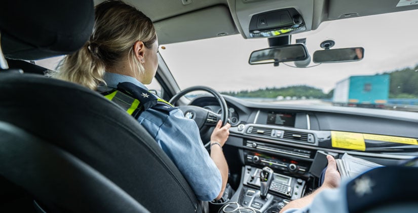 Schockmoment an der Bushaltestelle: Seniorin bedroht und beraubt