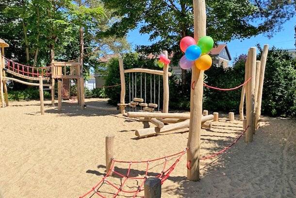Inklusiv und naturnah: Spielplatz am Buchenweg neu eröffnet