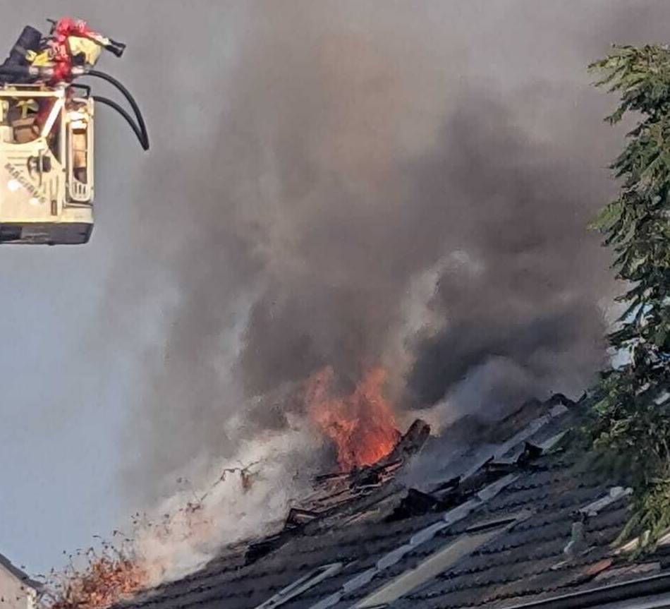 An der Walder Straße in Hilden: Feuer im Dachstuhl setzt Wohnhaus in Flammen