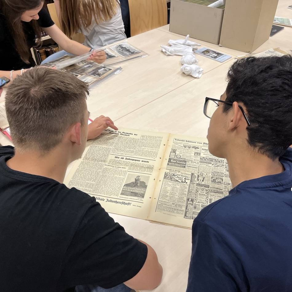 Zu Besuch im Hildener Stadtarchiv: Schüler begeben sich auf die Spuren der Vergangenheit