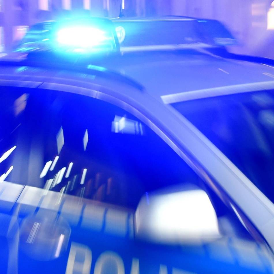 Einsatz in Hilden: Unbekannte stehlen 20 Autoreifensätze