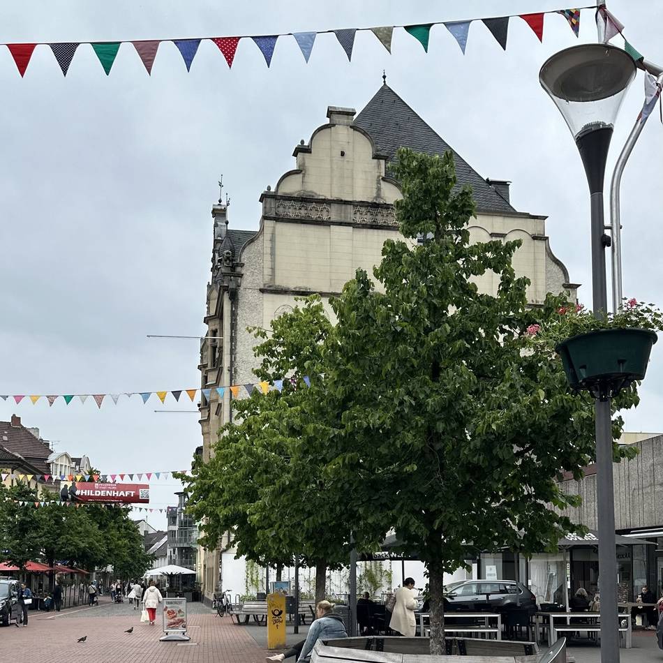 Aktion von Citymanagement und dem Stadtmarketing-Verein: Bunte Wimpelketten und Blumen sorgen für Farbtupfer in der Innenstadt