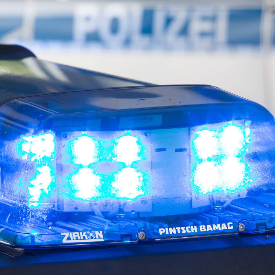 Polizei bittet um Hinweise: Täter griffen vom Motorrad aus nach Handtasche