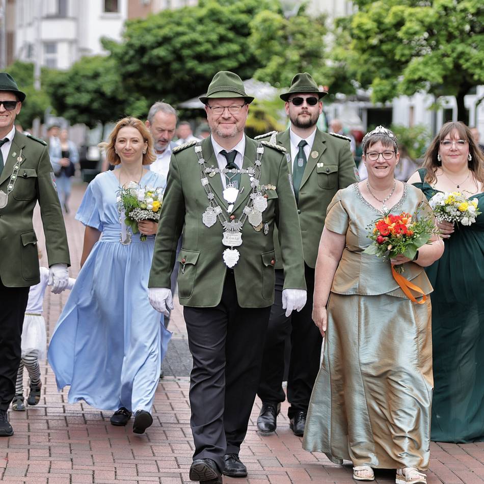 Schützenfest in Hilden: Begeisterung beim Festumzug durch die Stadt