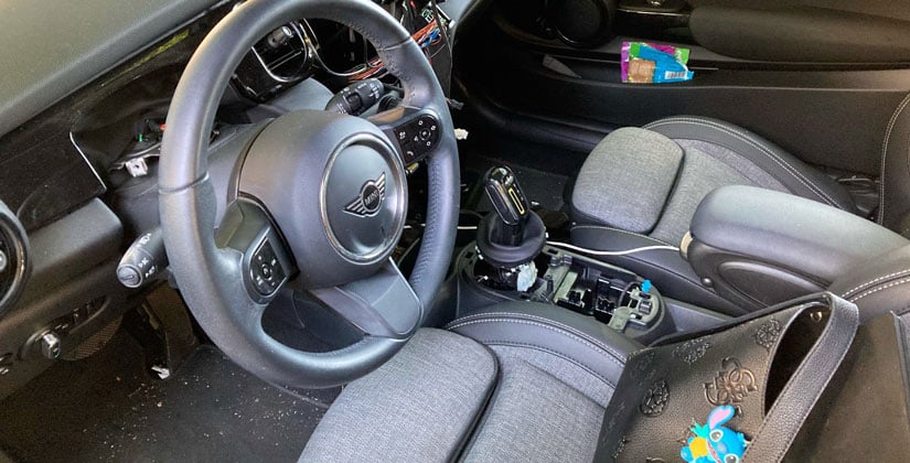Auto-Knacker plündern fünf Fahrzeuge aus