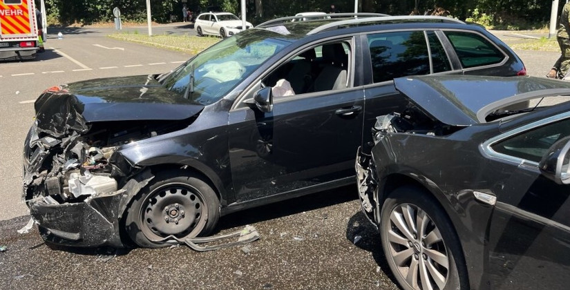 Frontalzusammenstoß beim Abbiegen: Zwei Erwachsene, ein Kind verletzt