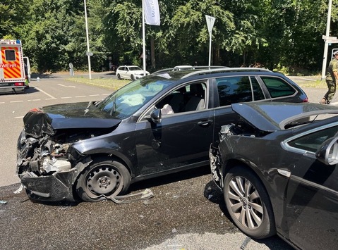 POL-ME: Fehler beim Abbiegen: Autos prallen frontal zusammen – 2507009