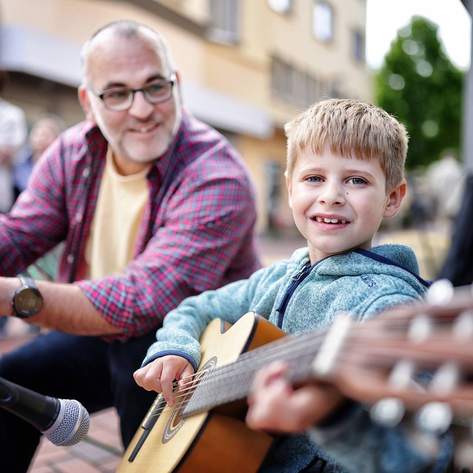 Aktion in der Hildener Fußgängerzone: Kinder und Jugendliche musizieren für die Urlaubskasse