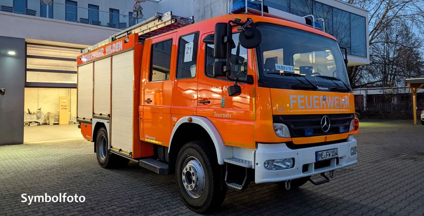 Holzsitzbank in Flammen – völlig zerstört