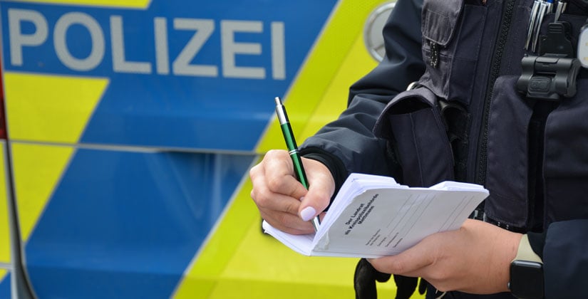 Diebes-Paar beraubt hilfsbereite Seniorin im Gespräch