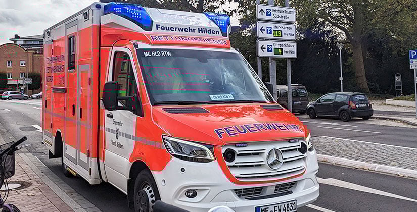 85-jähriger Autofahrer prallt gegen Baum