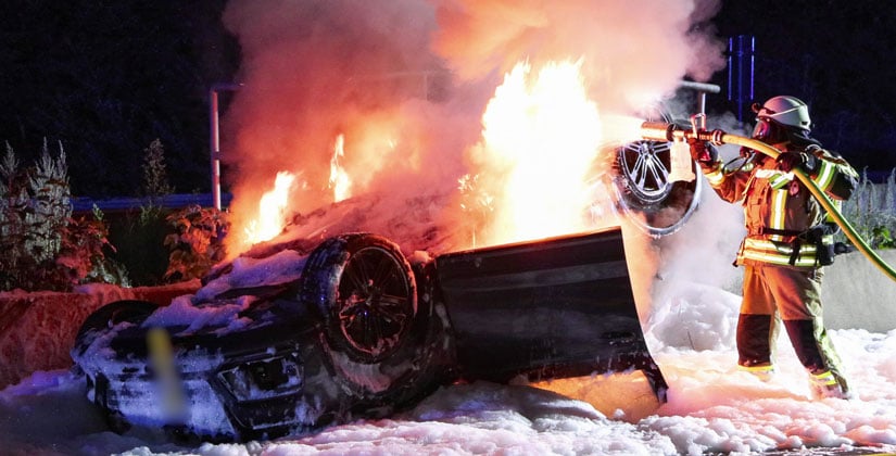 Mitten in der Nacht auf der A3: Audi in Flammen