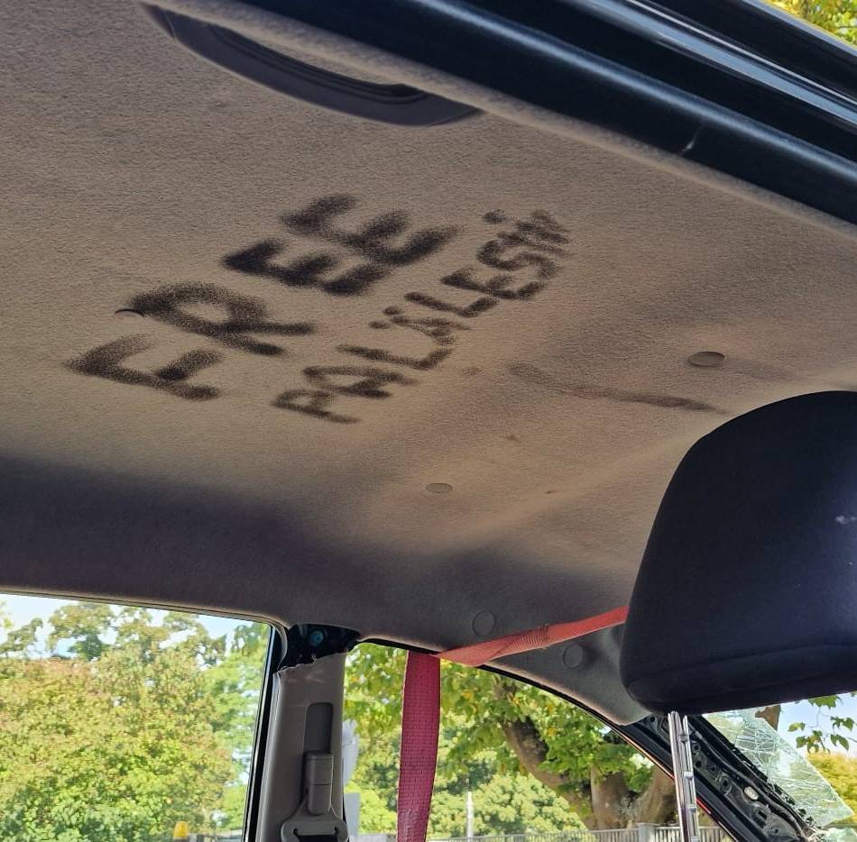 Zwischenfall beim Tag der offenen Tür der Hildener Feuerwehr: Politische Botschaft im Dachhimmel versteckt
