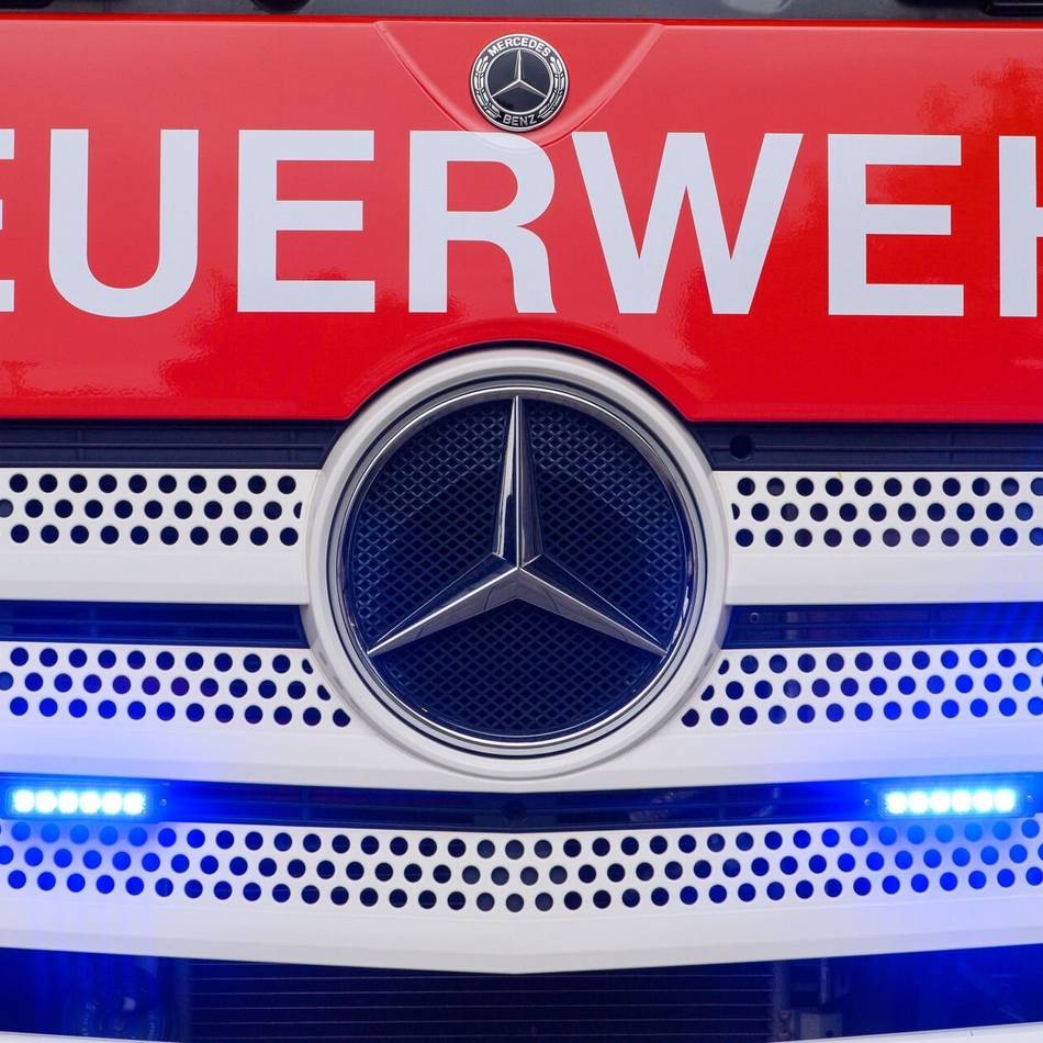 Polizei in Hilden ermittelt: Zwei Autos stehen in hellen Flammen