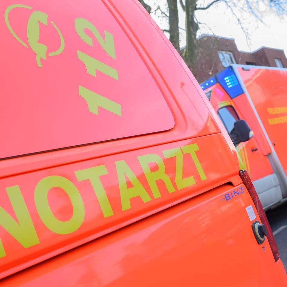 Autofahrer in Hilden schwer verletzt: Medizinischer Notfall – Senior prallt mit Auto gegen Baum