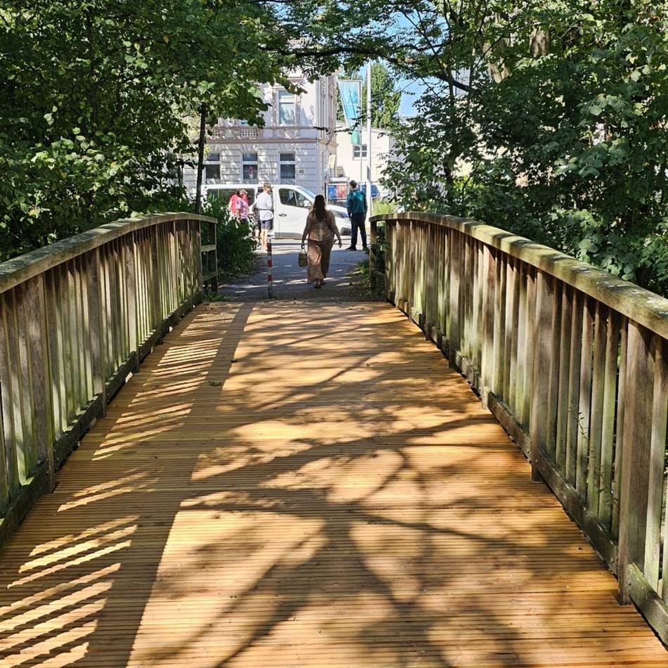 Sanierung abgeschlossen: Holzbrücke ist für Fußgänger wieder begehbar