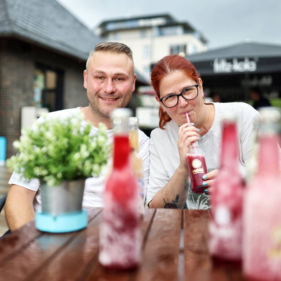 Nur Fans trotzten dem Regen und feierten den Hildener Büdchentag: Wenn der Regen in die bunten Cocktails fließt