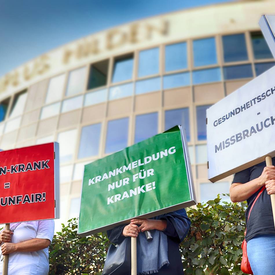 Demonstrationen vor Hildener Mediplus Zentrum: Rätselhaftes Flugblatt sorgt für Unruhe in Arztpraxen