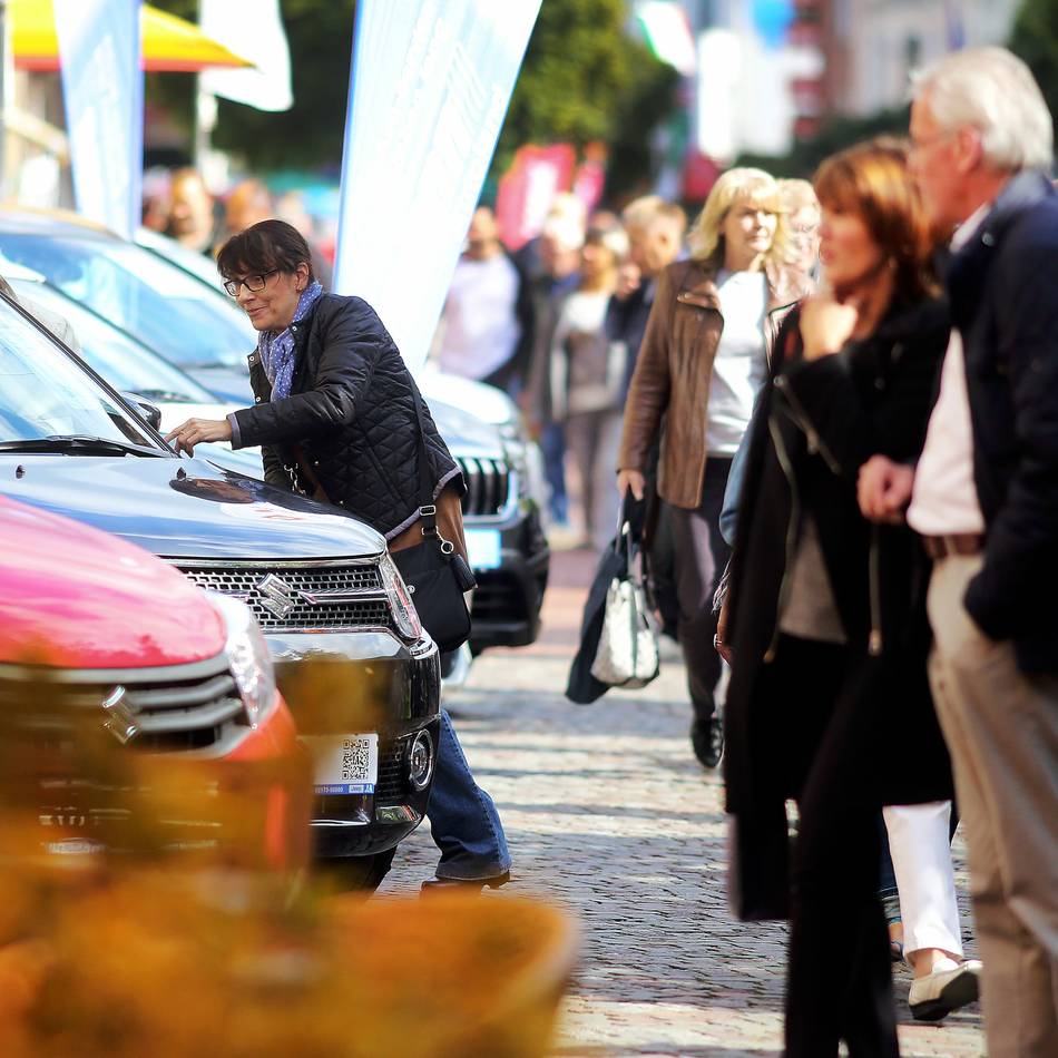 Verkaufsoffener Sonntag in Hilden: Herbstmarkt und Autoshow laden in die City ein