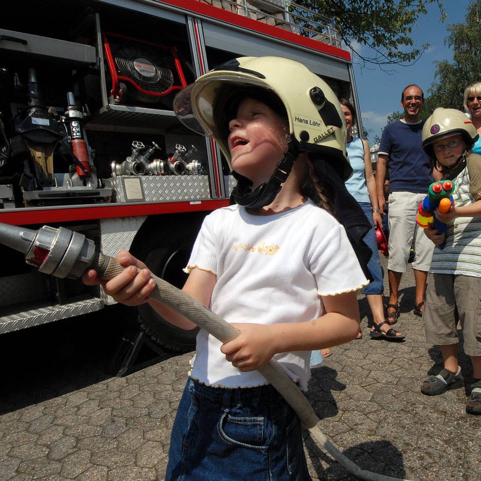 Tag der offenen Tür bei der Feuerwehr Hilden: Hier dürfen auch die Kleinsten zum Löschschlauch greifen