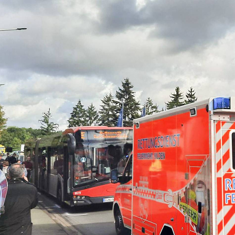 Schüler aus abgebrannter Schule in Erkrath: Mehrere Verletzte bei Unfall in Hilden – Schulbus musste abrupt bremsen