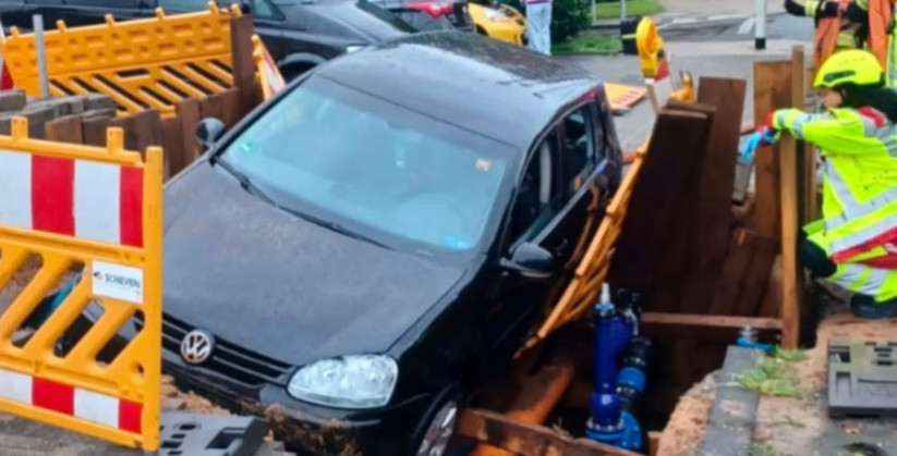 In Baugrube gestürzt: Feuerwehr rettet Fahrer und PKW