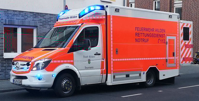 Unfall beim Überholen: PKW kollidiert mit Bus