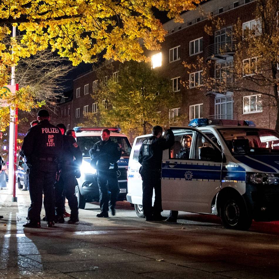 Starke Polizeipräsenz in Hochdahl verhindert Eskalation – kreisweit 79 Einsätze wegen Böllerei: Zu Halloween lassen es Jugendgruppen krachen